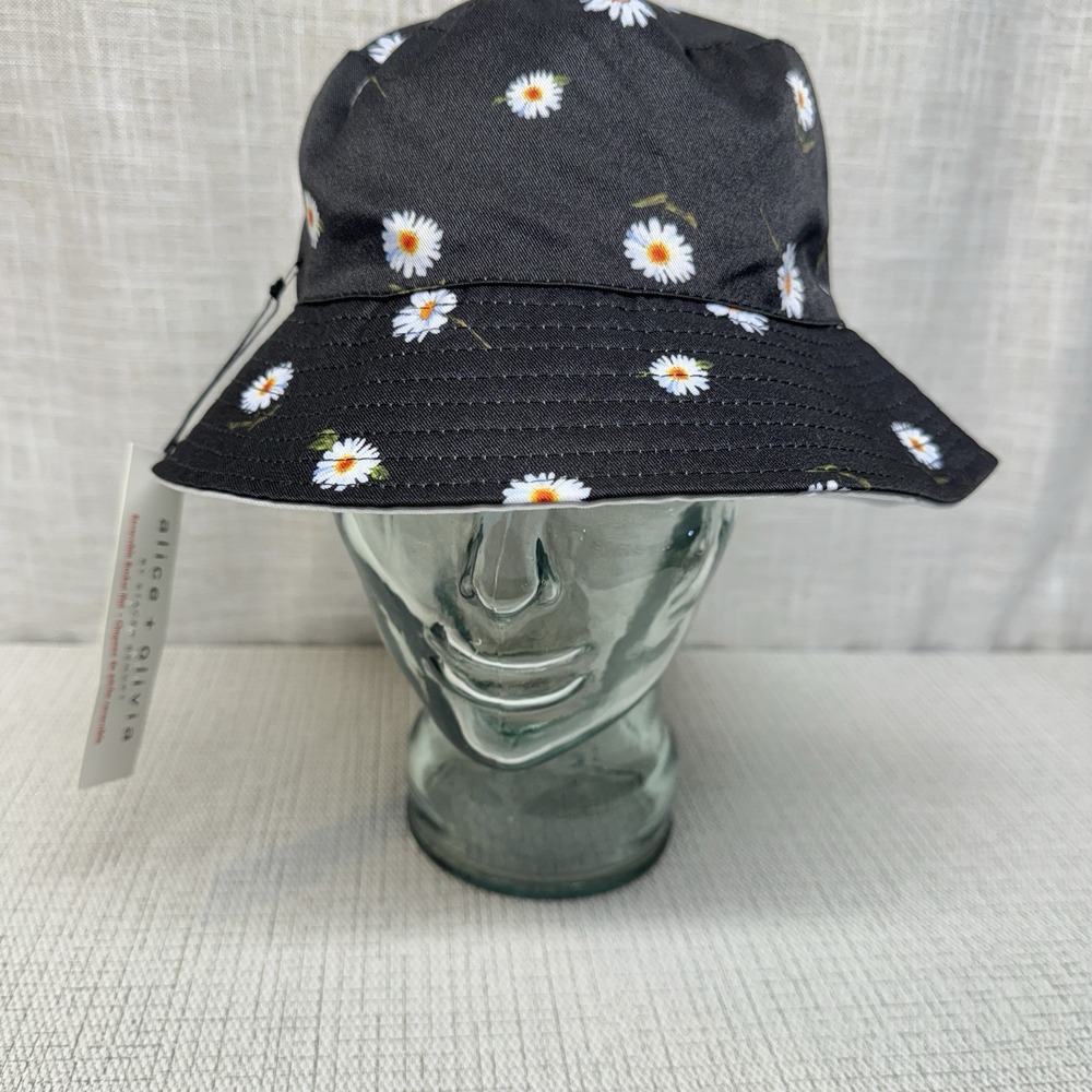 Alice + Olivia Bucket Hat Womens OS Black White Reversible Daisy Floral Designer